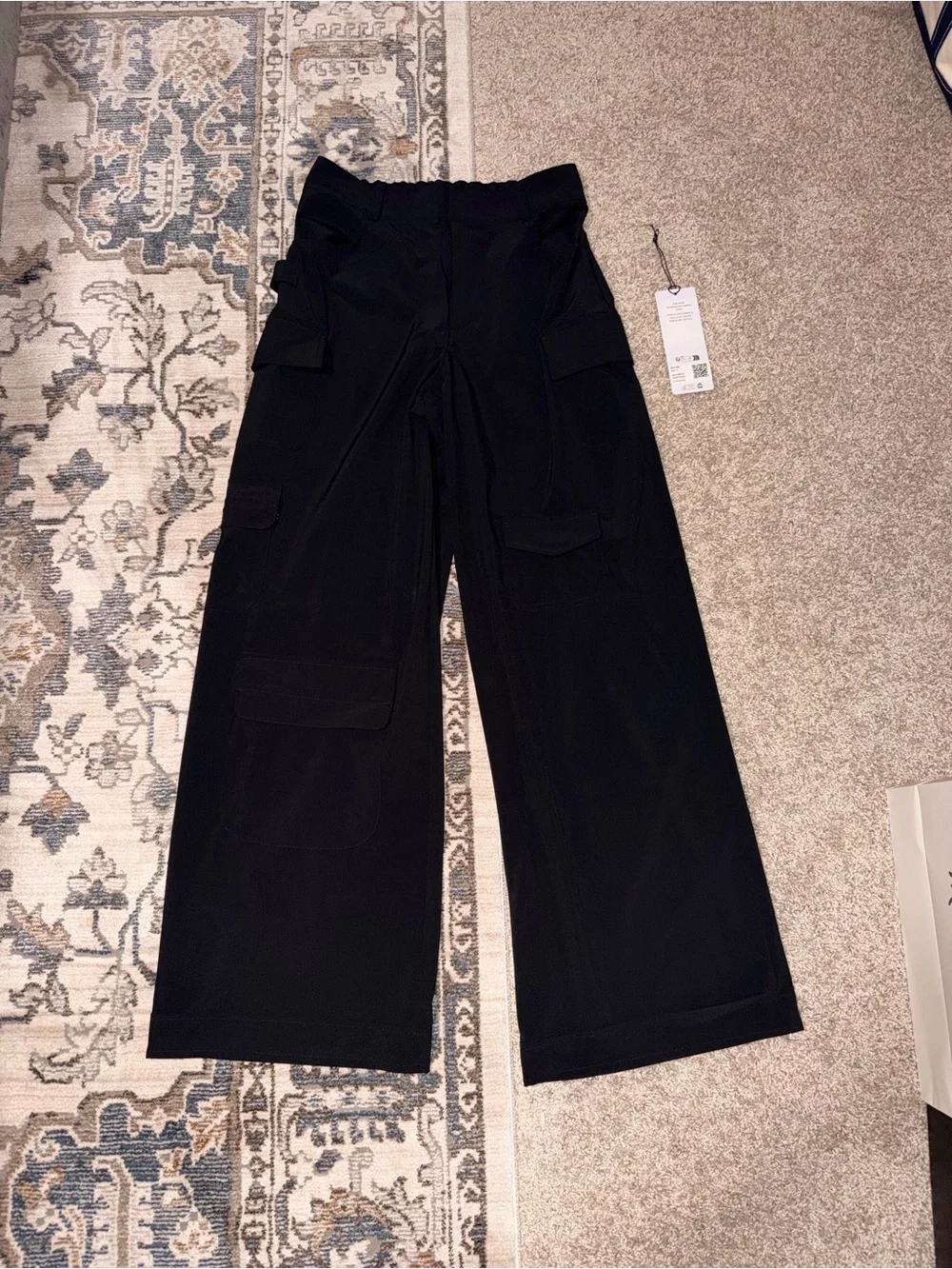 ALO Yoga Mid-Rise Workwear Cargo Pants in Black EUC Sz Small - Picture 6 of 9